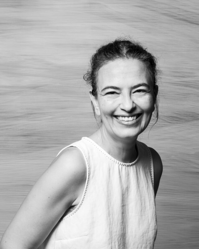 <B>Zeynep Perinçek </br>Plasticienne
</br></B>
Diplômée en Design Industriel à Ankara (Turquie), elle poursuit ses études à l’École d’Art d’Avignon et obtient un DNAP en 1995. Elle travaille les matières, les couleurs, la peinture, la gravure, la céramique… Depuis les années 2000, elle expose régulièrement à Istanbul et à Marseille. En parallèle, elle anime des ateliers d’arts plastiques et illustre des albums Jeunesse pour les Éditions Le port a jauni à Marseille. Avec August, elle collabore régulièrement à la création de fonds photographiques, de décors et à l’animation d’ateliers.

zeynepperincek.com 