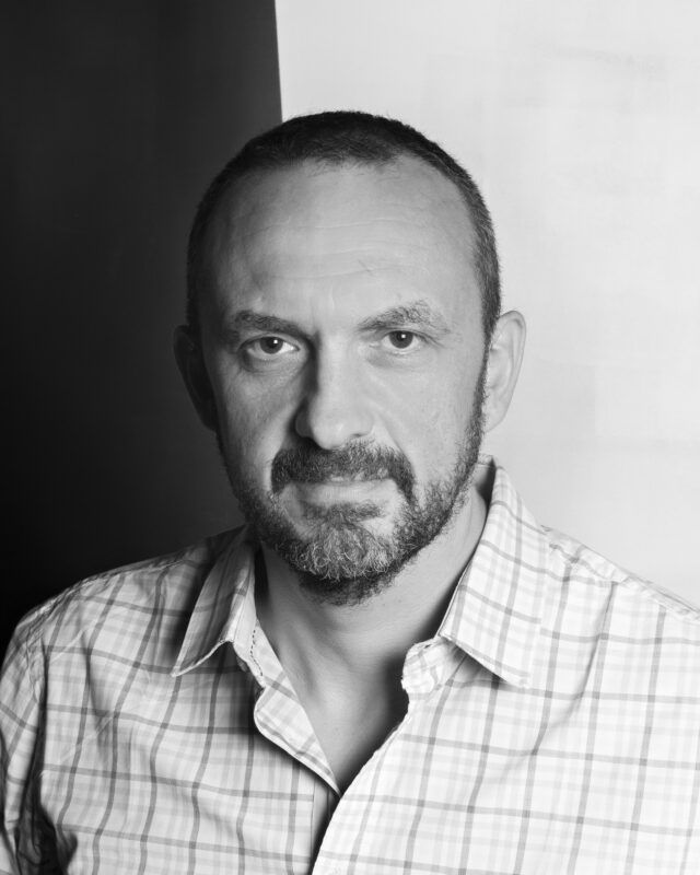 <B>Claude Signoret
président d'August 
</B>
</br>
« Ado, je ne supportais pas qu’on me prenne en photo. D’ailleurs, les rares clichés où j’apparais à cette période me montrent de dos, ou les yeux fermés, ou flou, et souvent maintenu dans le cadre par des adultes. Quarante ans plus tard, j’ai moins peur de mon image. Je suis même fasciné par ce qu’elle révèle.
Sinon, Claude, ingénieur reconverti et fier président d’August photographies. »