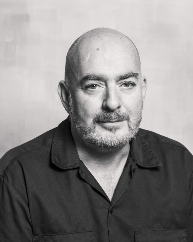 <B>Stéphane Mariani  </br>
Trésorier d'August  
</B>
</br>
« D’aussi loin que je me souvienne, je suis fasciné par les traces, par ce qu’elles disent de nous comme individus ou comme société. Elles nourrissent mon intérêt pour l’Histoire, qui apporte un éclairage à la lecture de notre présent. Prendre du recul, faire le point, entre ombre et lumière. La photographie est l’outil idéal pour révéler ou cacher… nos traces, notre mémoire, notre histoire. Rejoindre August avait surement tout d’une évidence. »